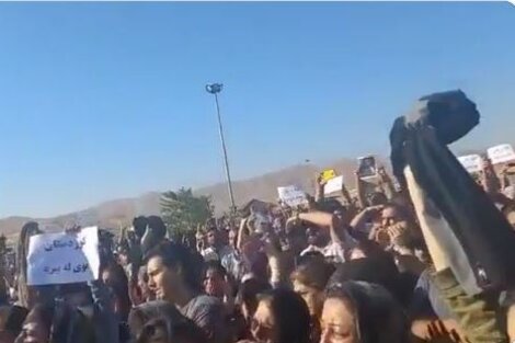 Las mujeres de Irán se sacaron el velo en protesta por la muerte de Mahsa Amini. Imagen: captura de video. 