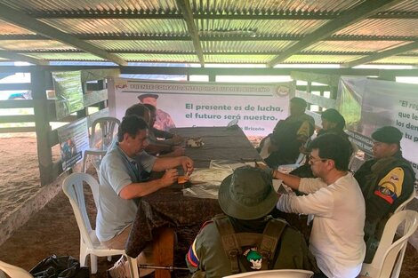 El gobierno de Colombia y disidencias de las FARC mantienen una reunión exploratoria