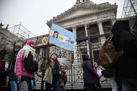 Jubilados y pensionados se movilizan al Congreso contra la "persecución mediática y judicial" hacia Cristina Kirchner