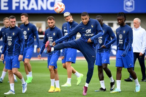 Kylian Mbappé, al frente de la práctica de Francia