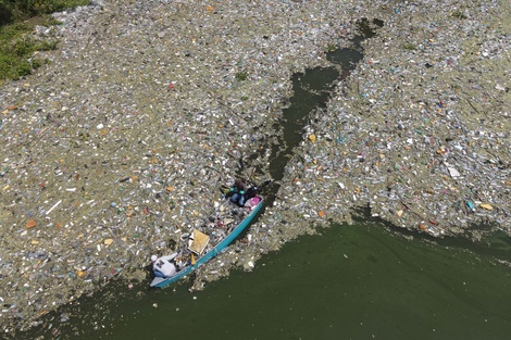 Islas de basura y toneladas de residuos plásticos cubren playas y lagos en Centroamérica