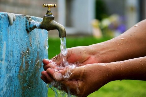La geóloga Gimena Urán, a cargo de la investigación, recomendó no consumir el agua en cuatro pueblos de Castro Barros.
