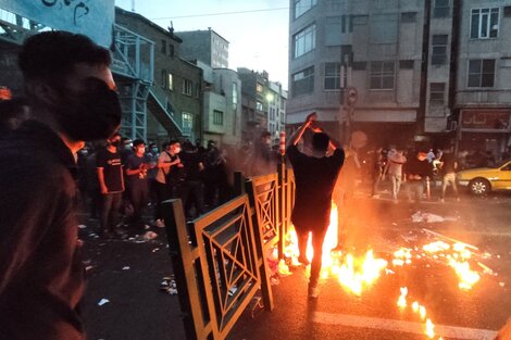 Miles de iraníes salieron a la calle después de la muerte de Mahsa Amini, detenida por la "Policía Moral". Además de la capital, Teherán, hay manifestaciones en 15 ciudades. 