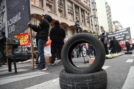 Huelga y acampe en el extenso conflicto de los trabajadores del neumático | Protesta en una sede del Ministerio de Trabajo | Página12