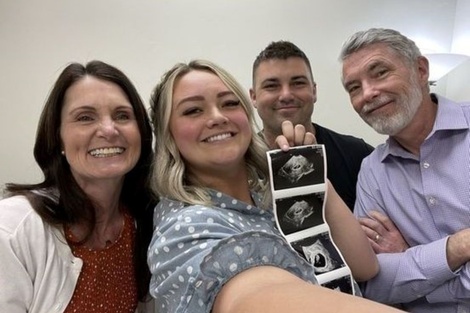 Nancy Hauck, junto a su nuera Cambria, su hijos Jeff y su marido, mostrando las imágenes de la nieta que nacerá el 5 de noviembre. (Foto:Facebook)