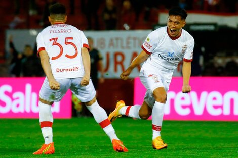 Pérez festeja el primer gol de Huracán