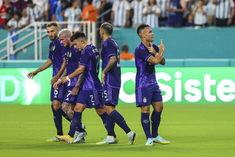 Lautaro Martínez festeja el primer gol de Argentina