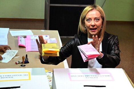 Meloni votó poco antes del cierre de los colegios electorales para evitar problemas al resto de votantes ante la aglomeración de fotógrafos y reporteros que la esperaban.