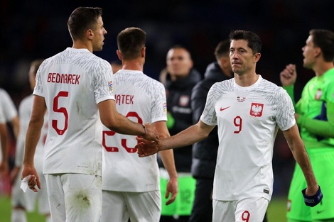  Robert Lewandowski saluda a sus compañeros tras la victoria ante Gales. (Foto: Geoff Caddick/AFP)