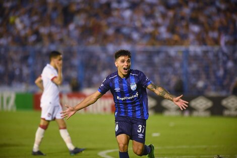 Mateo Coronel luego de convertir el primer gol del local