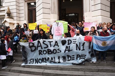 Robos en el Normal 1: alumnos y docentes hicieron un abrazo simbólico a la escuela