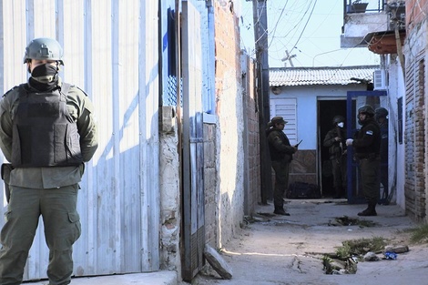 Las TOE y Gendarmería desplegaron más de 40 allanamientos al amanecer.