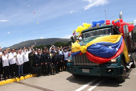 Petro y elministrode Transporte venezolano Ramon Velasquez obsevan cómo el primer camión venezolano cruza la frontera. (Fuente: AFP)