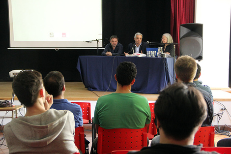 El rector Bartolacci con el decano de Humanidades y la directora de la escuela.