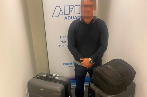 Aeropuerto de Ezeiza: detienen a un argentino que llegó de Madrid con 12 frascos de popper