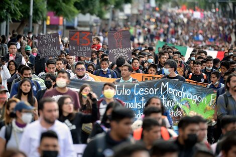 Miles de personas marchan en la capital mexicana exigiendo el esclarecimiento de la masacre de Ayotzinapa.  (Fuente: AFP)