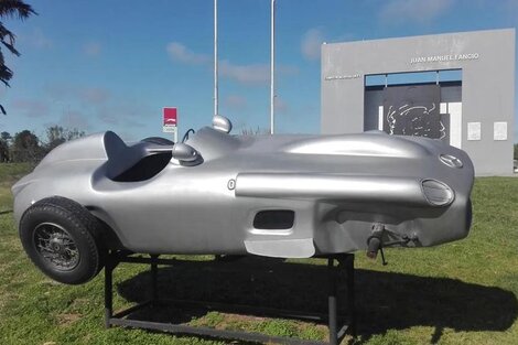 La réplica del "Flecha de Plata", el auto emblemático de Juan Manuel Fangio. (Foto: Central Noticias Madariaga).