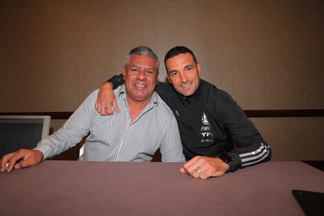 Tapia y Scaloni, sonrientes tras acordar la extensión del vínculo del entrenador (Twitter: @tapiachiqui).