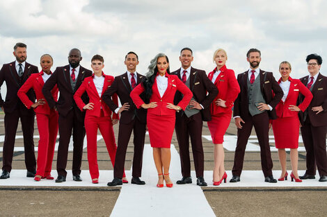 Una aerolínea británica permite a sus empleades elegir el uniforme según su identidad de género