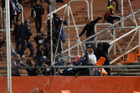 Los graves incidentes en la tribuna de Quilmes que demoraron el partido ante Boca