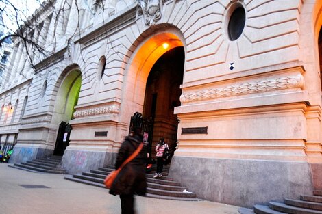 El Colegio Nacional Buenos Aires se sumó a la toma de escuelas con un "pernocte"