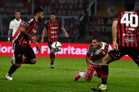 Bruno Zuculini cabecea en el duelo ante Patronato