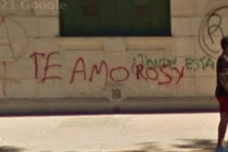 Como puede verse en antiguas imágenes de Google Street View, la fachada de la escuela tenía pintadas previas. 