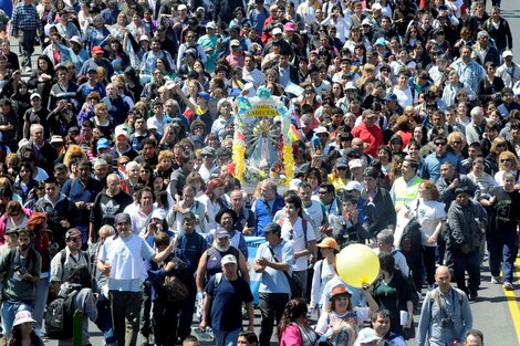 Miles de fieles peregrinan hacia el Santuario de la Virgen de Luján