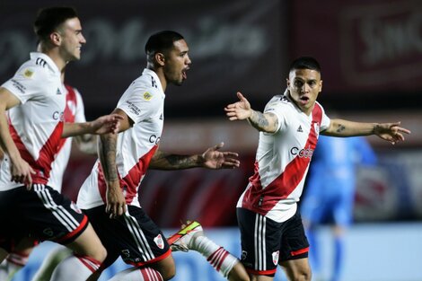 Quintero encabeza el festejo luego de su gol