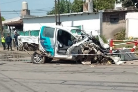 Pilar: un patrullero municipal cruzó con la barrera baja y fue embestido por el tren