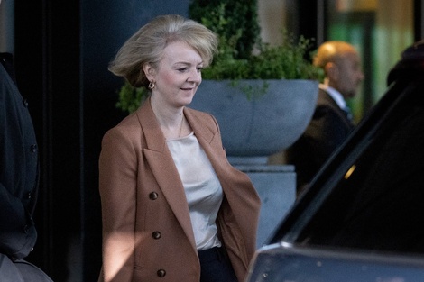 Liz Truss sale de su hotel camino al congreso del Partido Conservador en Birmingham