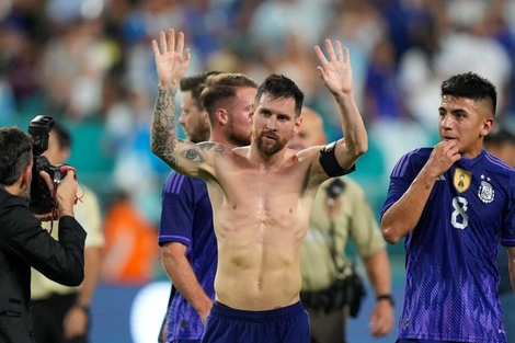 En Emiratos Árabes Unidos quieren a Lionel Messi jugando en ese país el último amistoso previo al Mundial. Pero el DT de la selección argentina se opone. (Foto: AFP)