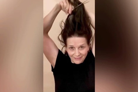 Julliette Binoche cortándose el pelo como forma de protesta.