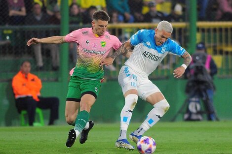 Lucas Souto lucha con Enzo Copetti. Partidazo entre Defensa y Racing