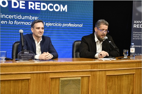 El decano de la Facultad de Ciencias Sociales de la UNLZ, Gustavo Naón, y el
presidente de la REDCOM, Diego de Charras, durante la apertura del congreso. Foto: Camila Pantano