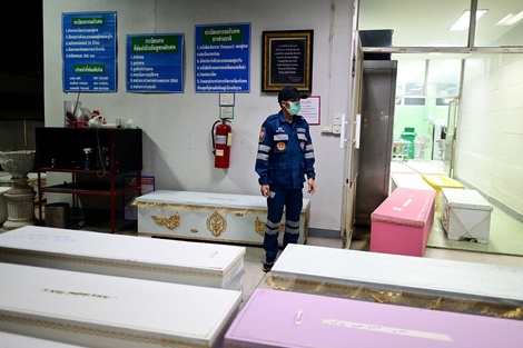 Los ataúdes de las víctimas de la masacre en el jardín infantes de Tailandia, en la morgue Udon Thani, esperando ser llevados por las familias. (Foto: AFP)