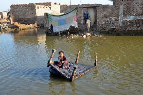 Entre 6 y 9 millones de pakistaníes caerán en la pobreza a causa de las inundaciones  