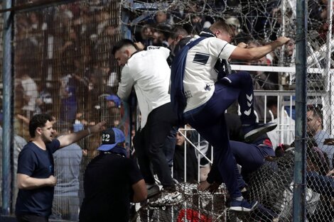 Los hinchas de Gimnasia dentro del estadio, afectados por los gases lacrimógenos (Foto: AFP).