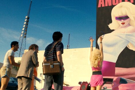 “Angelyne”, por Universal+: un egotrip por el Paseo de la Fama