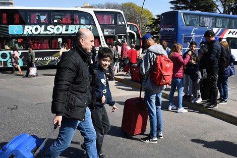 Los pasajeros y colectiveros debieron arreglárselas afuera de la terminal. (Fuente: Sebastián Granata)
