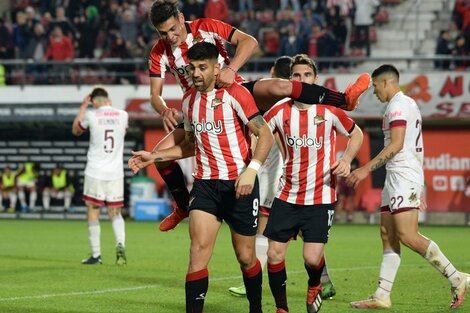 Estudiantes recuperó la sonrisa contra Lanús