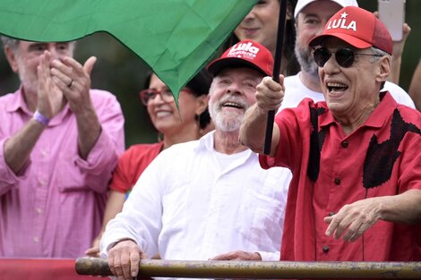 El cantante brasilero Chico Buarque en un acto junto a  Luiz Inacio Lula da Silva en Belo Horizonte. Foto: AFP