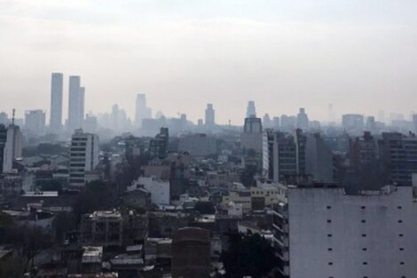 La CIudad cubierta por el humo de los incendios en las islas del Delta.