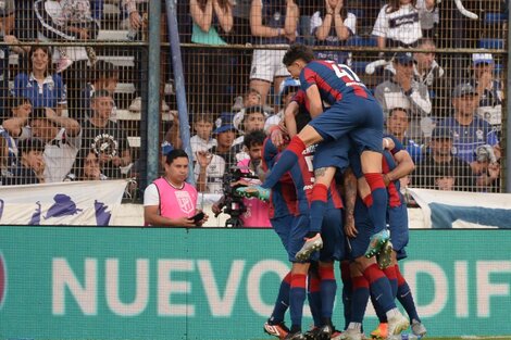 San Lorenzo derrotó a Gimnasia con un terrible golazo de chilena de Bareiro