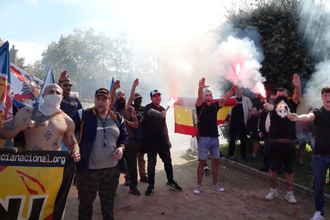 Simbología nazi, banderas franquistas y gritos contra la democracia: el 12 de octubre impune de la ultraderecha española 