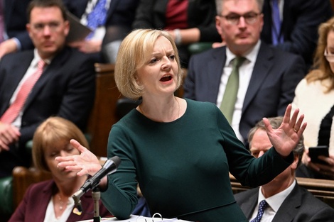 Reino Unido: Liz Truss cambia y se contradice con un presupuesto que no convence a nadie