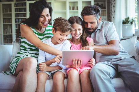 Las familias pasan mucho tiempo frente a las pantallas.
