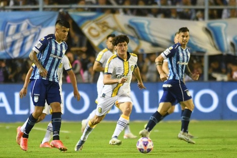 Tanlongo se impuso la pelea en el mediocampo ante Pereyra (Fuente: Prensa Rosario Central)