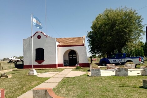 En el tranquilo centro de Nicolás Bruzzone hay una única escuela primaria, un puesto policial y un edificio comunal. Imagen: Google Maps. 