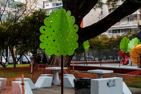 A falta de arbolado natural, el gobierno porteño instaló árboles de plástico.